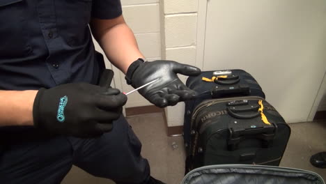 Homeland-Security-Agents-Find-Heroin-In-Suitcases-At-An-Airport-3