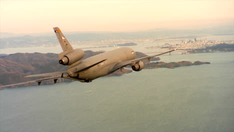 Antenas-Del-Comando-De-Movilidad-Aérea-De-La-Fuerza-Aérea-Estadounidense-Kc10-En-Vuelo-Sobre-San-Francisco-Y-El-Puente-Golden-Gate