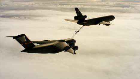 Antenas-Del-Comando-De-Movilidad-Aérea-De-La-Fuerza-Aérea-Estadounidense-Kc10-Repostar-Otro-Avión-En-El-Aire-1
