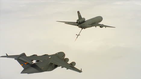 Aerials-Of-The-Us-Air-Force-Air-Mobility-Command-Kc10-Refueling-Another-Plane-In-Midair-3
