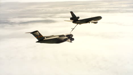 Antenas-Del-Comando-De-Movilidad-Aérea-De-La-Fuerza-Aérea-Estadounidense-Kc10-Repostar-Otro-Avión-En-El-Aire-4