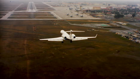 Antenne-Eines-Privatjets,-Der-Von-Hinten-Auf-Einem-Flughafen-Landet