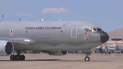 Ein-Kolumbianischer-Luftwaffentransportplan-Taxis-Auf-Der-Startbahn