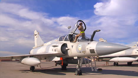 Eine-Crew-Arbeitet-An-Einem-Kampfjet-In-Den-Vereinigten-Arabischen-Emiraten-1