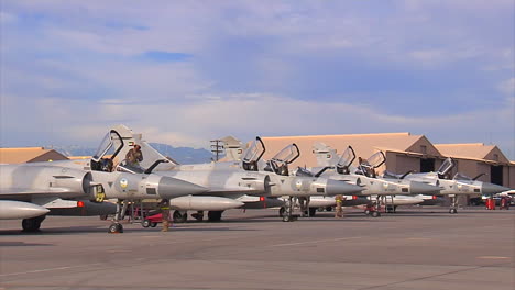 Ein-Kampfjet-Aus-Den-Vereinigten-Arabischen-Emiraten-Taxis-Auf-Einer-Landebahn-Einer-Militärbasis