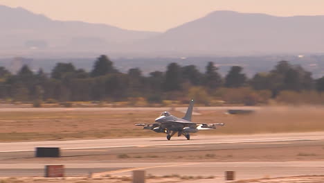 F16-Kampfjets-Starten-Vom-Luftwaffenstützpunkt-Nellis-In-Las-Vegas
