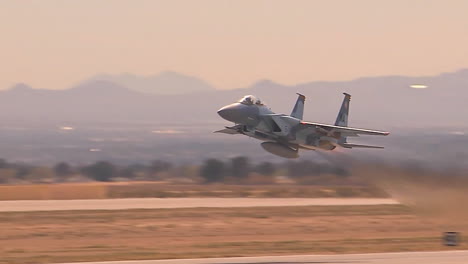 F16-Kampfjets-Starten-Von-Der-Luftwaffenbasis-Nellis-In-Las-Vegas-1