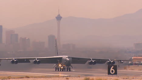 Eine-Luftwaffe-B52-Stratofortress-Startet-Vom-Luftwaffenstützpunkt-Nellis-In-Las-Vegas-Nevada