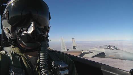 Pov-Aufnahmen-Aus-Dem-Cockpit-Eines-Kampfflugzeugs,-Das-In-Formation-Fliegt