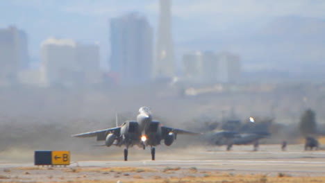 F16-Kampfjets-Starten-Von-Der-Luftwaffenbasis-Nellis-In-Las-Vegas-2