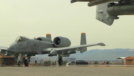 Air-Force-A10-Thunderbolt-Beim-Rollen-Auf-Der-Piste-2