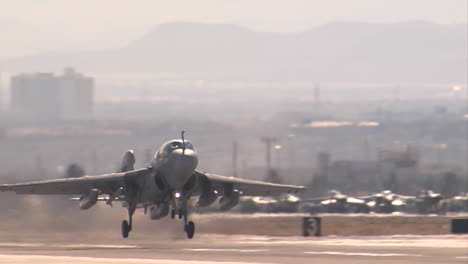 Air-Force-Grumann-Ea6-Prowler-Jet-Despegando-Desde-Una-Base-Aérea
