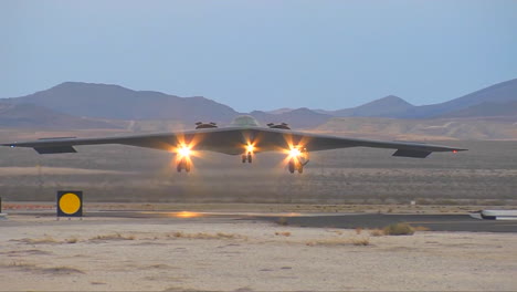 El-Air-Forcer-B2-Stealth-Bombardero-Aterrizaje