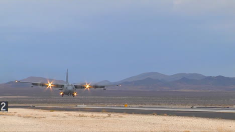 Un-C130-De-La-Fuerza-Aérea-Llega-Para-Un-Aterrizaje