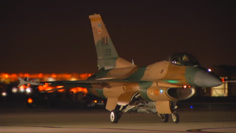 Air-Force-F16-Jet-Fighter-En-La-Pista-Por-La-Noche