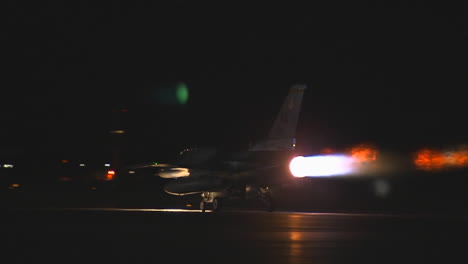 F16-Düsenjäger-Der-Luftwaffe-Hebt-Nachts-Ab
