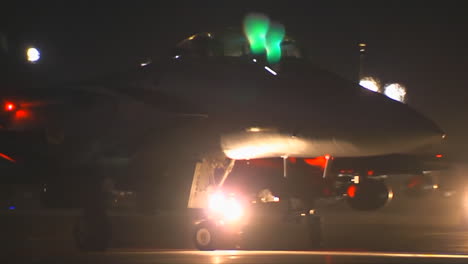Flota-De-Aviones-De-Combate-F16-De-La-Fuerza-Aérea-De-Rodadura-En-Una-Pista-Por-La-Noche