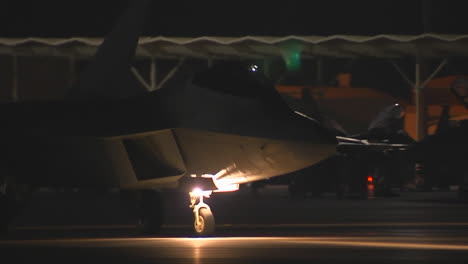 Un-Avión-De-Combate-F35-De-La-Fuerza-Aérea-En-Rodaje-Por-La-Noche.