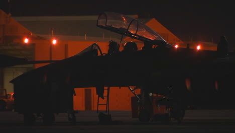 Avión-Jet-De-La-Fuerza-Aérea-Estacionado-En-La-Base-Aérea-Por-La-Noche