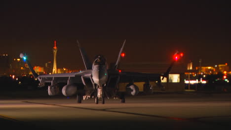 Air-Force-F16-Jet-Fighter-En-La-Pista-Por-La-Noche-1
