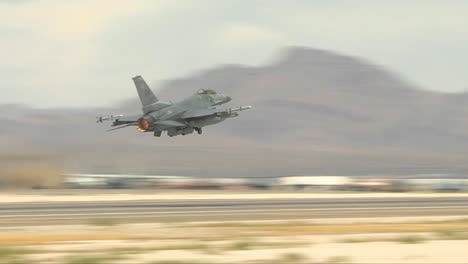 F16-Kampfjets-Starten-Von-Der-Luftwaffenbasis-Nellis-In-Las-Vegas-3