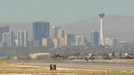 F16-Kampfjet-Startet-Vom-Luftwaffenstützpunkt-Nellis-In-Las-Vegas