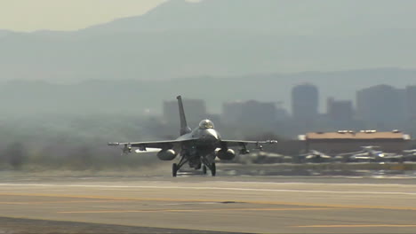 F16-Kampfjet-Startet-Vom-Luftwaffenstützpunkt-Nellis-In-Las-Vegas-1