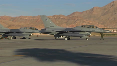 Kampfjets-Der-Pakistanischen-Luftwaffe-Rollen-Auf-Einem-Militärstützpunkt