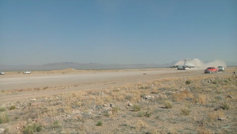 Ein-C130-Frachtflugzeug-Startet-Von-Einer-Unbefestigten-Landebahn-In-Der-Wüste