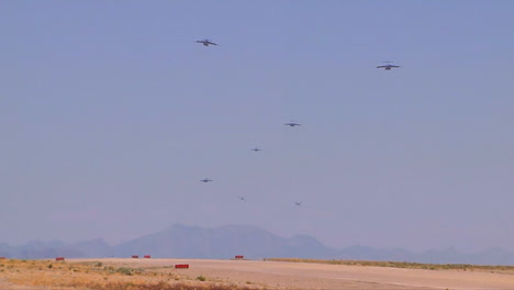 Los-Paracaidistas-Y-La-Carga-Se-Lanzan-Desde-Aviones-Militares-C130