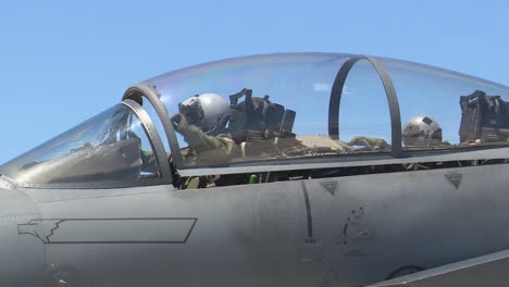 F15--Und-F16-Kampfjets-Stellen-Sich-Auf-Und-Rollen-Zum-Start-In-Einer-Militärübung-4