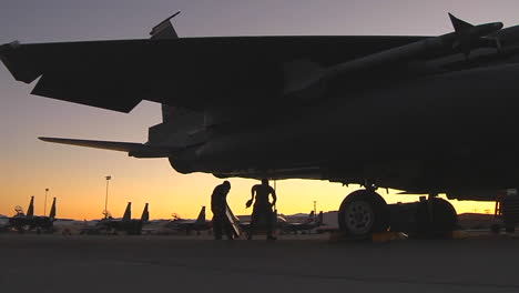 Kampfpiloten-Bereiten-Ihre-Jets-In-Der-Abenddämmerung-Auf-Einer-Landebahn-Vor