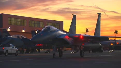 F15-Kampfjets-Taxis-Auf-Einer-Landebahn-Bei-Sonnenuntergang