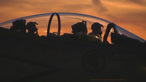 F15-Kampfjets-Taxis-Auf-Einer-Landebahn-Bei-Sonnenuntergang-1