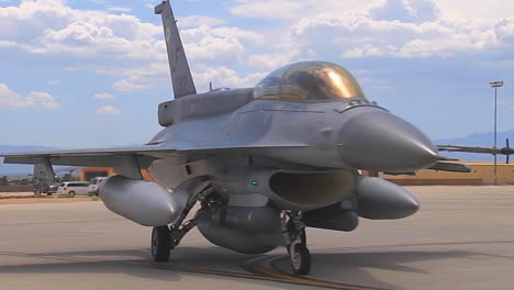 F15-Und-F16-Kampfjets-Stellen-Sich-Auf-Und-Rollen-Zum-Start