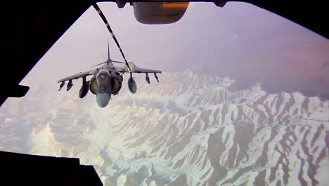 Ein-Düsenjäger-Tankt-In-Der-Luft-über-Afghanistan-A