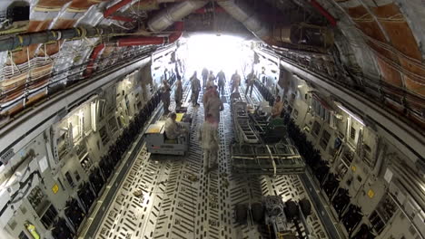 Lapso-De-Tiempo-De-Actividades-En-La-Bahía-De-Carga-De-Un-Avión-De-Carga-Militar