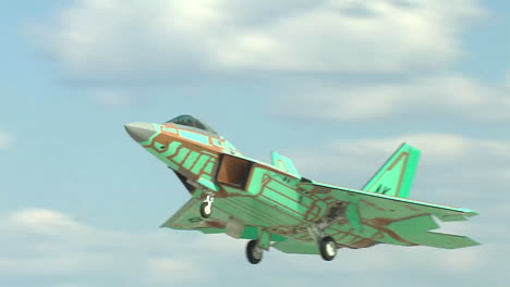 Avión-Jet-F15-Camuflado-Verde-Despegando-Desde-Una-Base-Militar