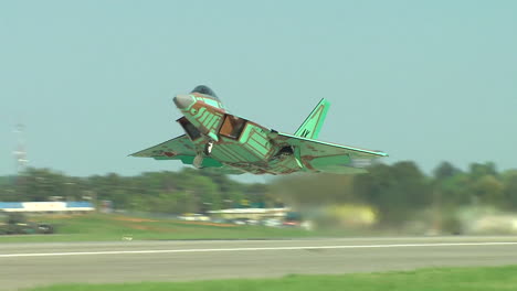 Grün-Getarnte-F15-Düsenflugzeuge,-Die-Von-Einer-Militärbasis-Abheben-2