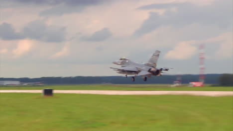 F16-Landung-Auf-Einer-Landebahn