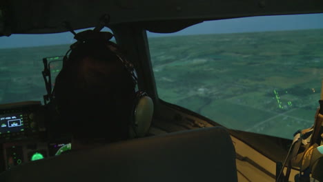 Air-Force-Pilots-Train-In-A-Flight-Simulator-3