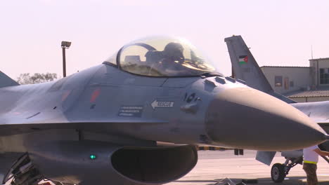 F16-Jets-Der-Royal-Jordan-Air-Force-Machen-Sich-Auf-Den-Weg-Zu-Einer-Mission