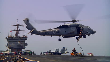 Hubschrauber-Setzen-Truppen-Ab,-Die-Sich-Auf-Das-Deck-Eines-Flugzeugträgers-Abseilen