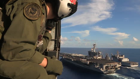 Antenne-Aus-Einem-Hubschrauber-Mit-Militärpersonal-über-Einem-Flugzeugträger-Als-Meer-Sichtbar