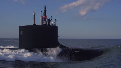 Excelentes-Antenas-Sobre-Un-Submarino-En-El-Mar-4