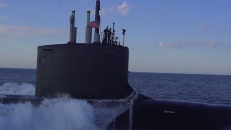 Excelentes-Antenas-Sobre-Un-Submarino-En-El-Mar-6