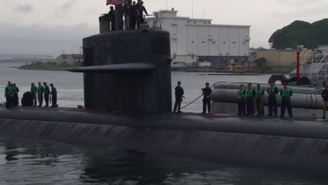 The-Uss-Oklahoma-City-Submarine-Enters-A-Harbor-In-Japan-2