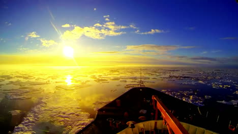 Zeitrafferaufnahme-Vom-Bug-Des-Eisbrecherschiffs-Durch-Die-Arktis