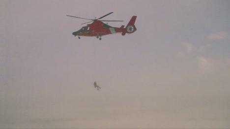 Un-Aviador-Desciende-De-Un-Helicóptero-De-Búsqueda-Y-Rescate-De-La-Guardia-Costera-En-Una-Tormenta-De-Nieve