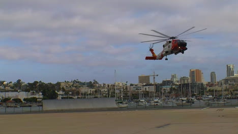 Hubschrauber-Der-Küstenwache-Landet-Am-Landeplatz-Und-Verletzte-Werden-Von-Sanitätern-Ins-Krankenhaus-Gebracht